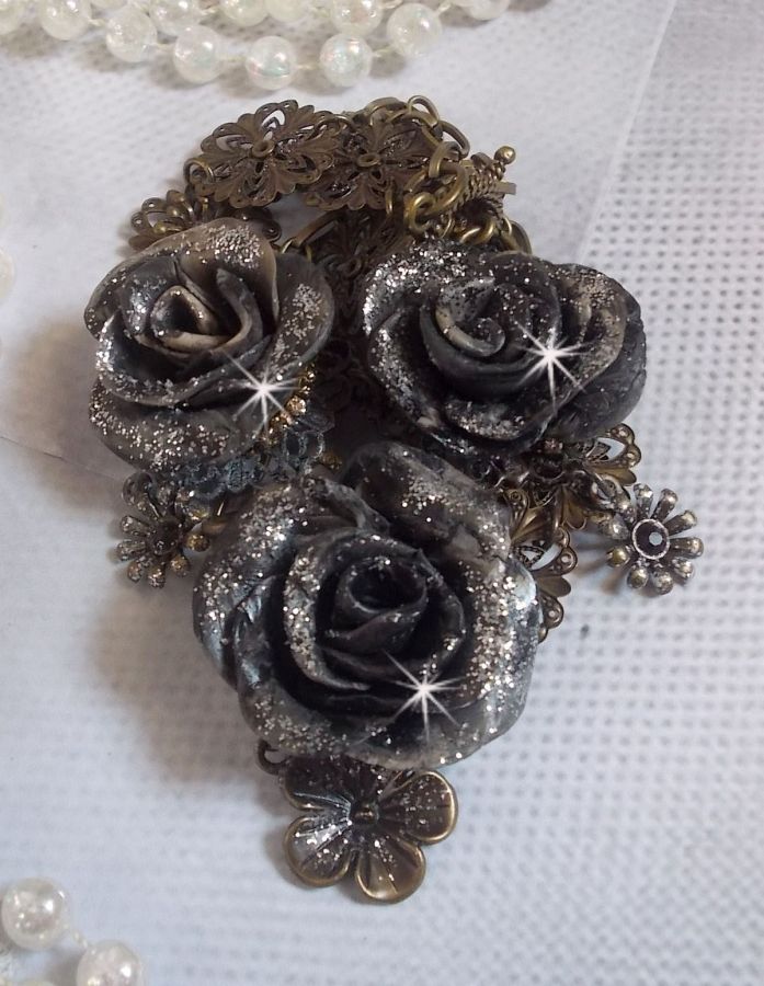 Collier Steampunk Queen cr&eacute;e avec des roses en porcelaine noire et marron, des cabochons en cristal et des accessoires de couleur Bronze