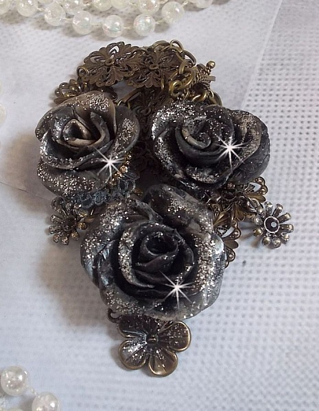 Collier Steampunk Queen cr&eacute;e avec des roses en porcelaine noire et marron, des cabochons en cristal et des accessoires de couleur Bronze