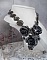 Collier Steampunk Queen cr&eacute;e avec des roses en porcelaine noire et marron, des cabochons en cristal et des accessoires de couleur Bronze