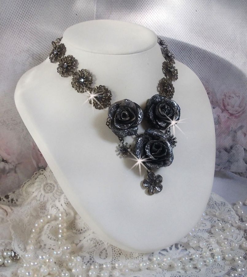 Collier Steampunk Queen cr&eacute;e avec des roses en porcelaine noire et marron, des cabochons en cristal et des accessoires de couleur Bronze
