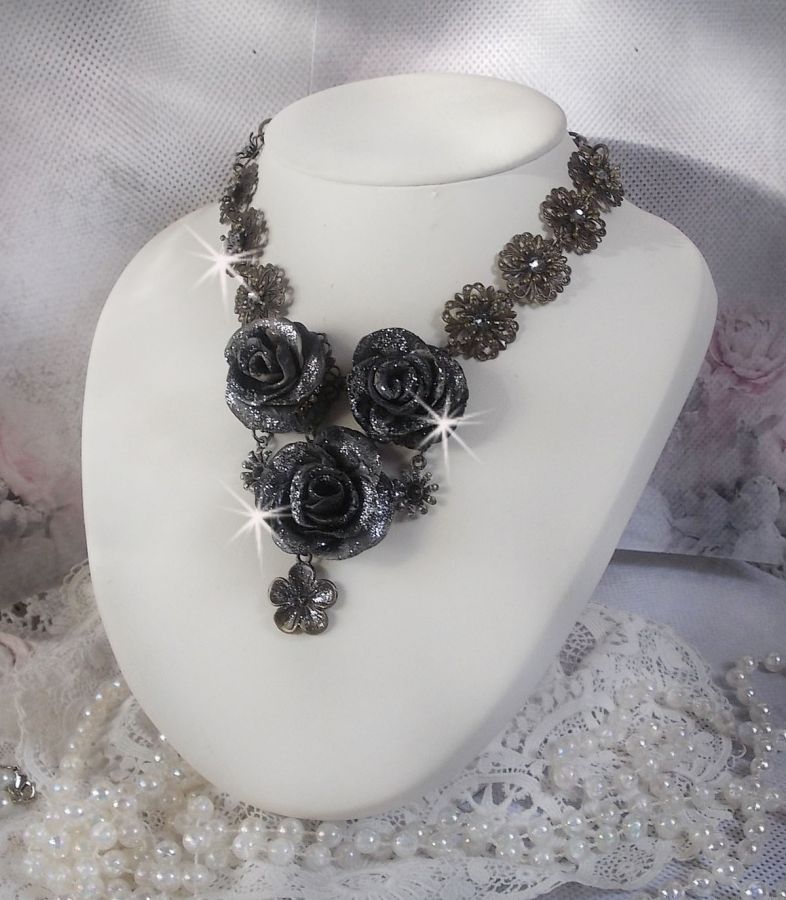 Collier Steampunk Queen cr&eacute;e avec des roses en porcelaine noire et marron, des cabochons en cristal et des accessoires de couleur Bronze