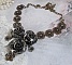 Collier Steampunk Queen cr&eacute;e avec des roses en porcelaine noire et marron, des cabochons en cristal et des accessoires de couleur Bronze