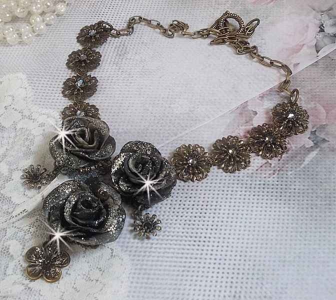 Collier Steampunk Queen cr&eacute;e avec des roses en porcelaine noire et marron, des cabochons en cristal et des accessoires de couleur Bronze