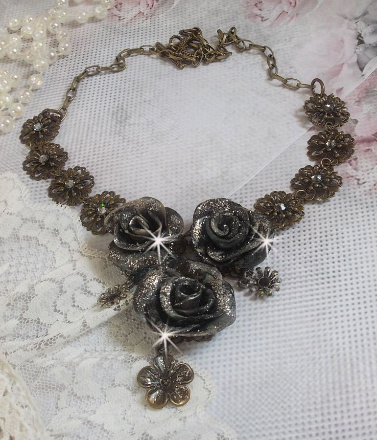 Collier Steampunk Queen cr&eacute;e avec des roses en porcelaine noire et marron, des cabochons en cristal et des accessoires de couleur Bronze