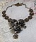 Collier Steampunk Queen cr&eacute;e avec des roses en porcelaine noire et marron, des cabochons en cristal et des accessoires de couleur Bronze