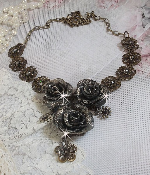 Collier Steampunk Queen cr&eacute;e avec des roses en porcelaine noire et marron, des cabochons en cristal et des accessoires de couleur Bronze