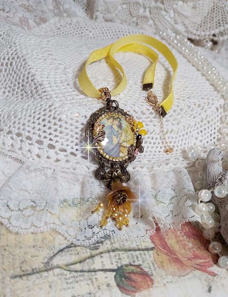 Collier Sunny Side mont&eacute; avec cabochon en r&eacute;sine repr&eacute;sentant une femme en robe Mauve avec un oiseau, cristaux, fleur &eacute;poxy, ruban, Jade en pierre de gemme, breloques aux couleurs Jaune et Bronze