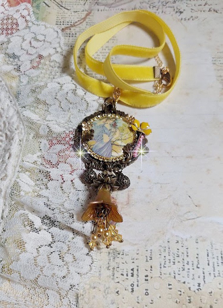 Collier Sunny Side mont&eacute; avec cabochon en r&eacute;sine repr&eacute;sentant une femme en robe Mauve avec un oiseau, cristaux, fleur &eacute;poxy, ruban, Jade en pierre de gemme, breloques aux couleurs Jaune et Bronze