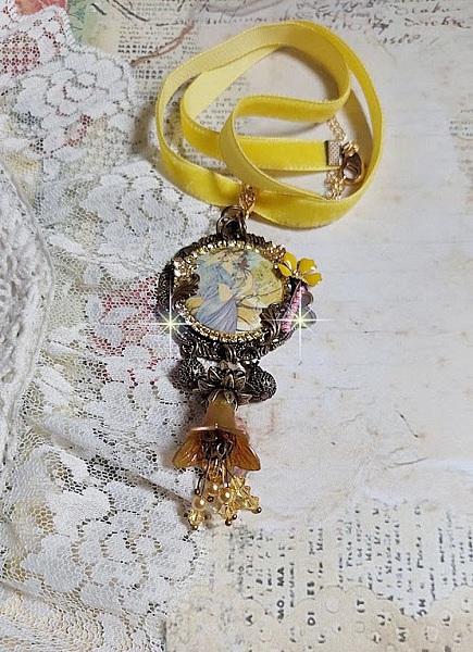 Collier Sunny Side mont&eacute; avec cabochon en r&eacute;sine repr&eacute;sentant une femme en robe Mauve avec un oiseau, cristaux, fleur &eacute;poxy, ruban, Jade en pierre de gemme, breloques aux couleurs Jaune et Bronze