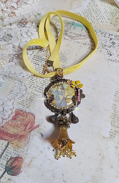 Collier Sunny Side mont&eacute; avec cabochon en r&eacute;sine repr&eacute;sentant une femme en robe Mauve avec un oiseau, cristaux, fleur &eacute;poxy, ruban, Jade en pierre de gemme, breloques aux couleurs Jaune et Bronze