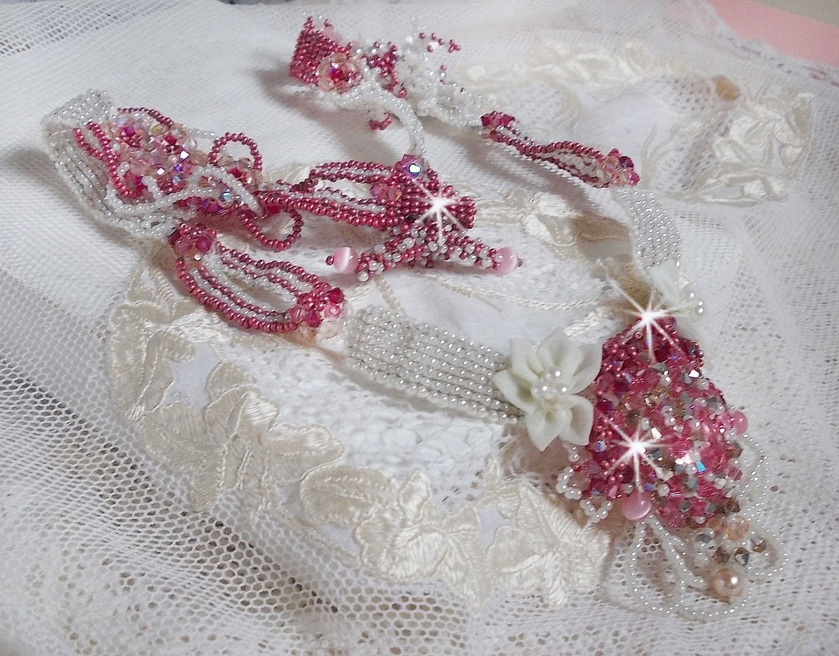 Collier Rose des Sables brod&eacute; avec des rocailles roses, blanc nacr&eacute; et des cristaux de Swarovski