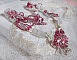 Collier Rose des Sables brod&eacute; avec des rocailles roses, blanc nacr&eacute; et des cristaux de Swarovski