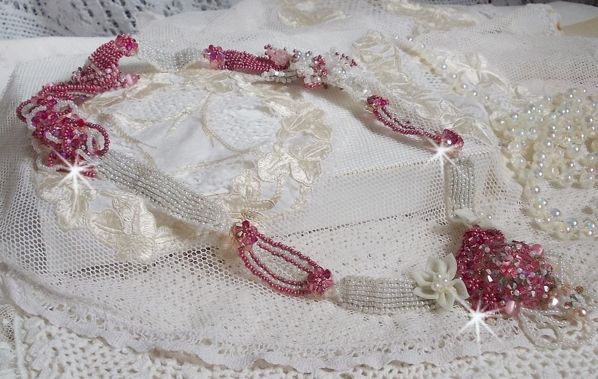 Collier Rose des Sables brod&eacute; avec des rocailles roses, blanc nacr&eacute; et des cristaux de Swarovski