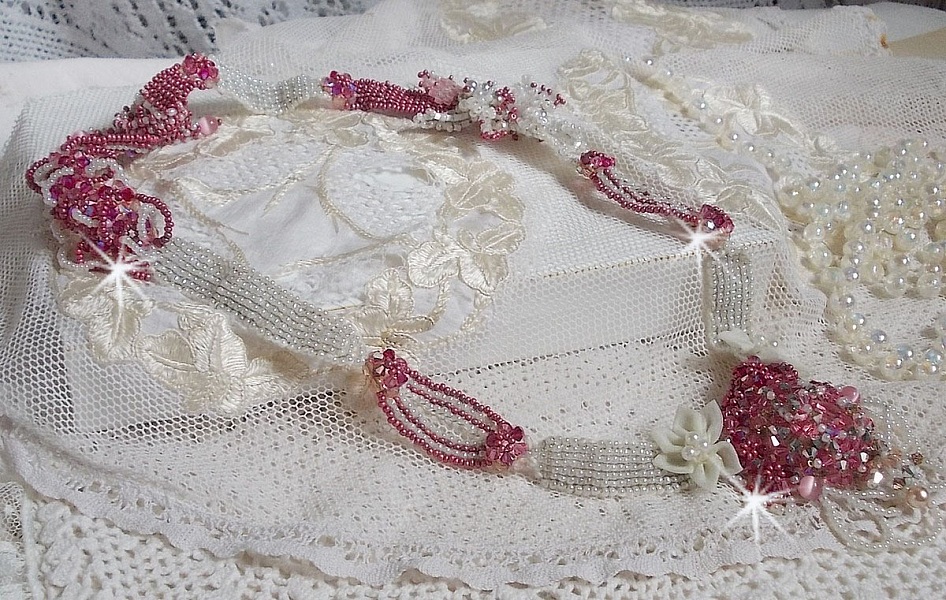 Collier Rose des Sables brod&eacute; avec des rocailles roses, blanc nacr&eacute; et des cristaux de Swarovski