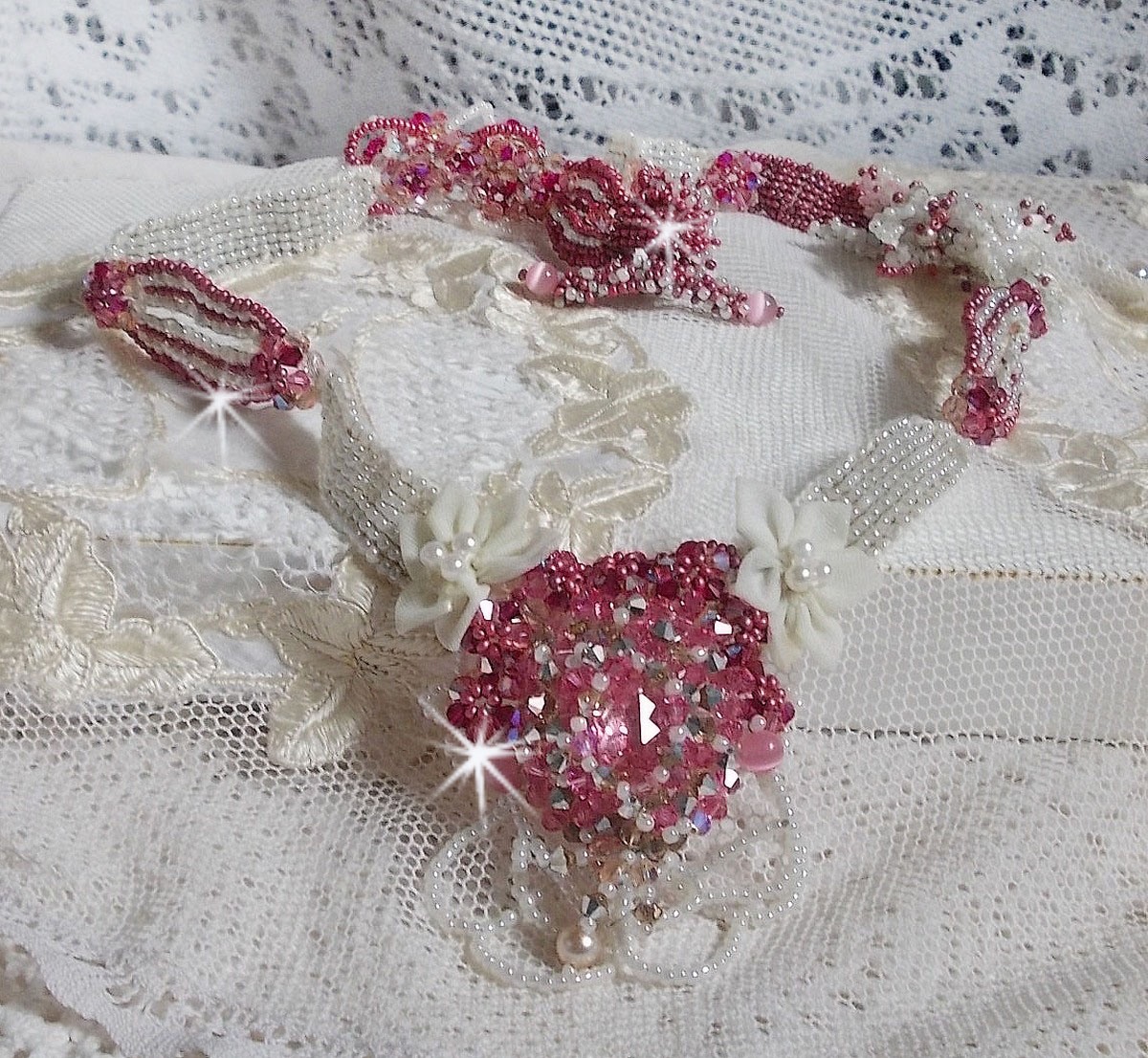 Collier Rose des Sables brod&eacute; avec des rocailles roses, blanc nacr&eacute; et des cristaux de Swarovski