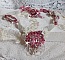 Collier Rose des Sables brod&eacute; avec des rocailles roses, blanc nacr&eacute; et des cristaux de Swarovski