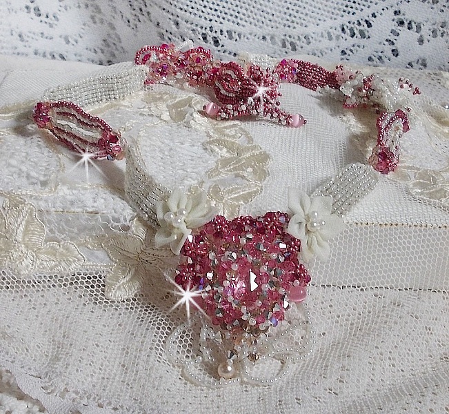 Collier Rose des Sables brod&eacute; avec des rocailles roses, blanc nacr&eacute; et des cristaux de Swarovski