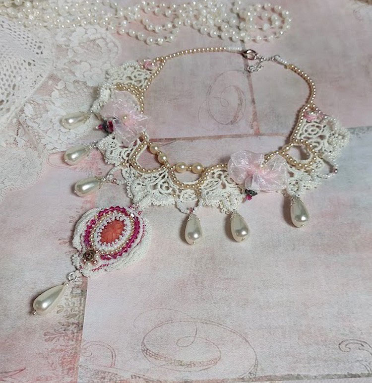 Collier Traverser le Temps brod&eacute; avec perles r&eacute;sines, rocailles verres, dentelle, argent 925 et perles Cristal Swarovski 