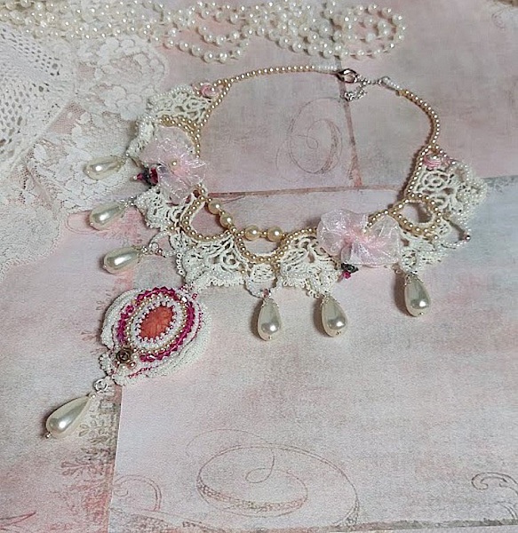 Collier Traverser le Temps brod&eacute; avec perles r&eacute;sines, rocailles verres, dentelle, argent 925 et perles Cristal Swarovski 