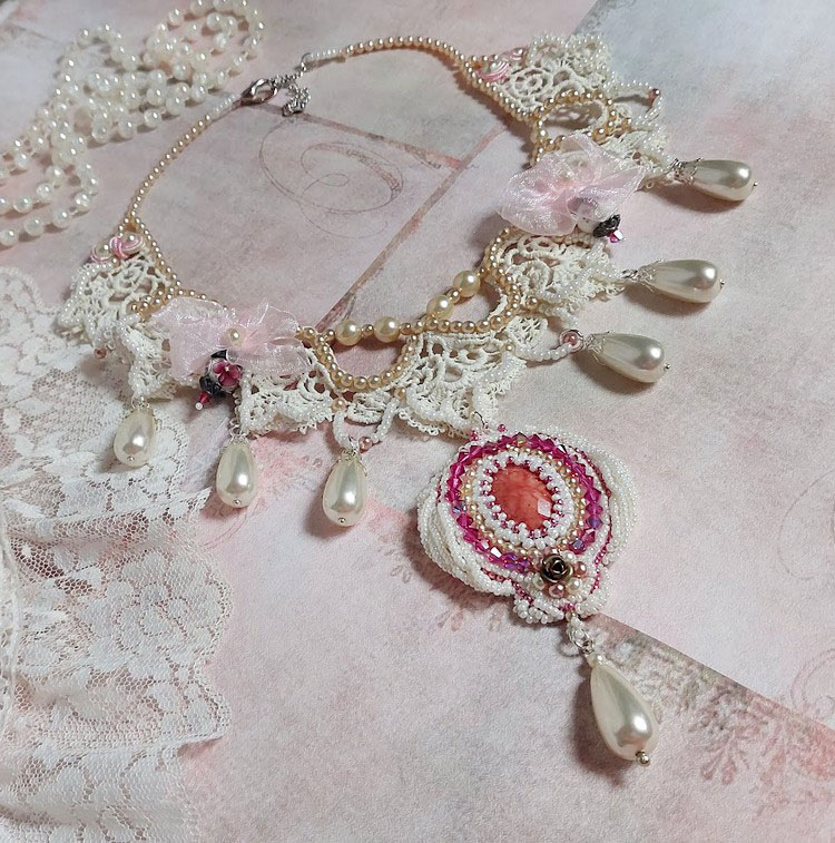 Collier Traverser le Temps brod&eacute; avec perles r&eacute;sines, rocailles verres, dentelle, argent 925 et perles Cristal Swarovski 