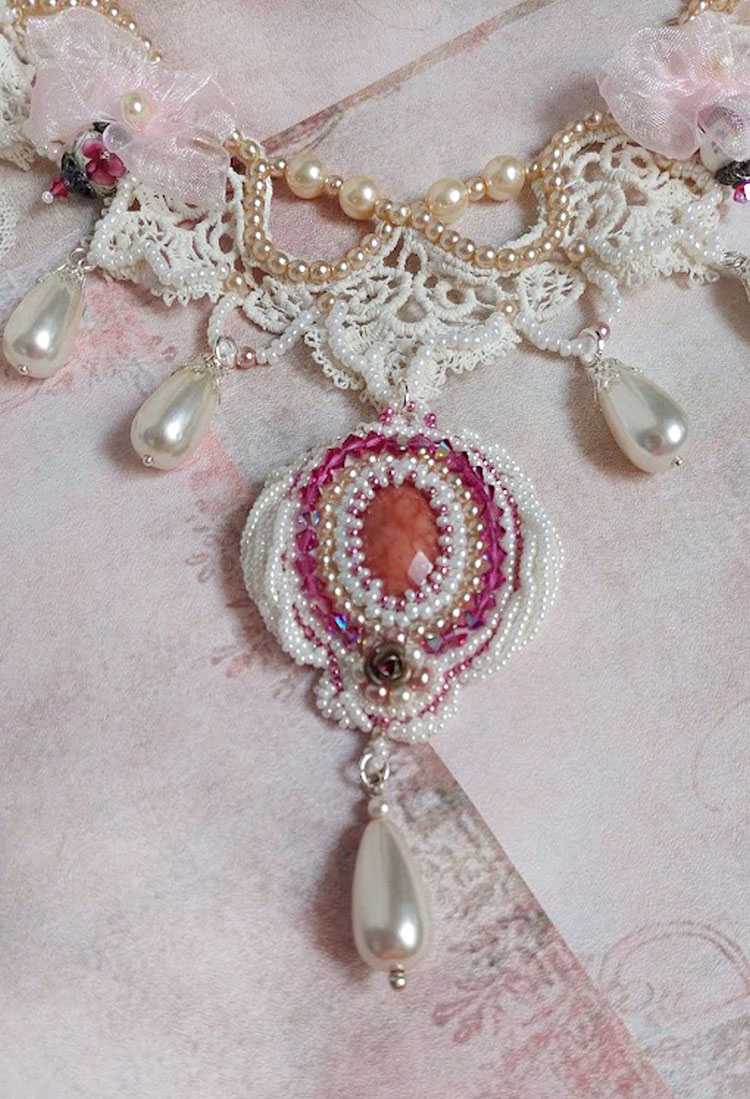 Collier Traverser le Temps brod&eacute; avec perles r&eacute;sines, rocailles verres, dentelle, argent 925 et perles Cristal Swarovski 