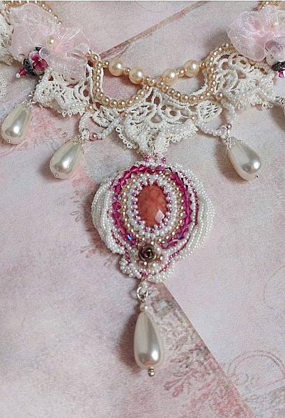 Collier Traverser le Temps brod&eacute; avec perles r&eacute;sines, rocailles verres, dentelle, argent 925 et perles Cristal Swarovski 