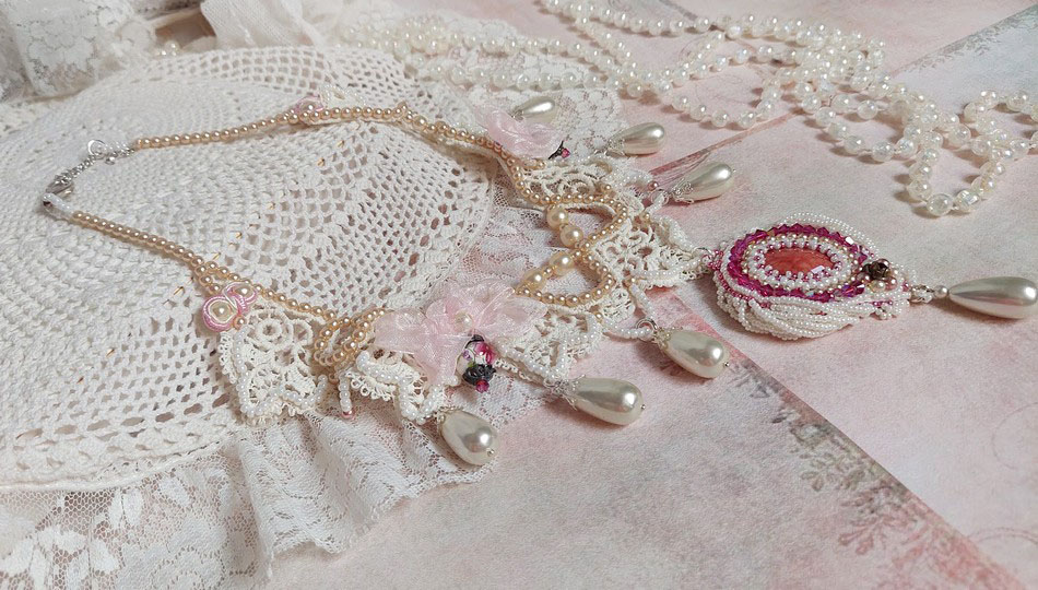 Collier Traverser le Temps brod&eacute; avec perles r&eacute;sines, rocailles verres, dentelle, argent 925 et perles Cristal Swarovski 