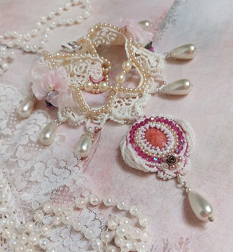 Collier Traverser le Temps brod&eacute; avec perles r&eacute;sines, rocailles verres, dentelle, argent 925 et perles Cristal Swarovski 