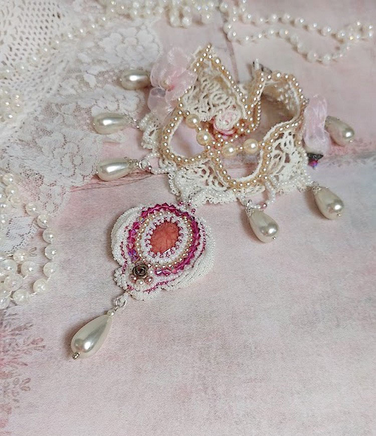 Collier Traverser le Temps brod&eacute; avec perles r&eacute;sines, rocailles verres, dentelle, argent 925 et perles Cristal Swarovski 