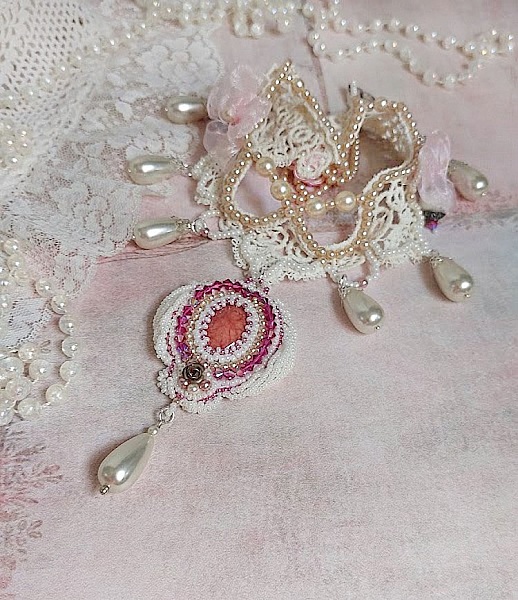 Collier Traverser le Temps brod&eacute; avec perles r&eacute;sines, rocailles verres, dentelle, argent 925 et perles Cristal Swarovski 