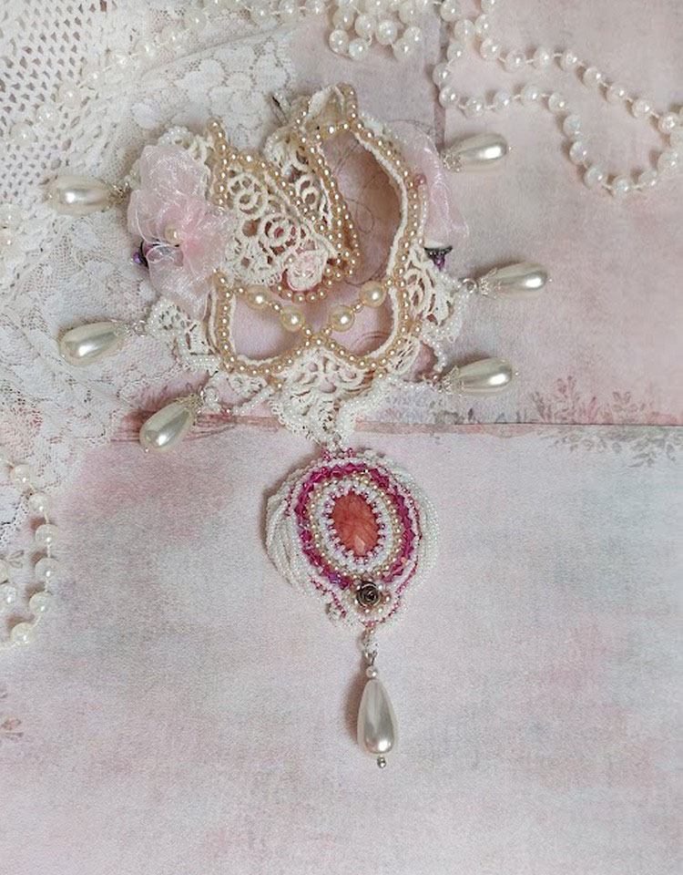 Collier Traverser le Temps brod&eacute; avec perles r&eacute;sines, rocailles verres, dentelle, argent 925 et perles Cristal Swarovski 