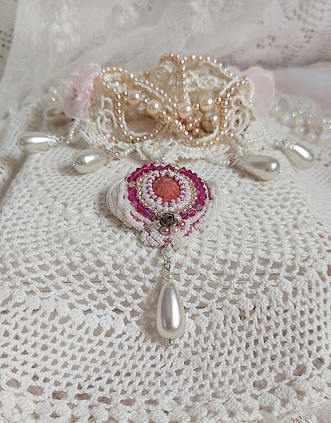Collier Traverser le Temps brod&eacute; avec perles r&eacute;sines, rocailles verres, dentelle, argent 925 et perles Cristal Swarovski 