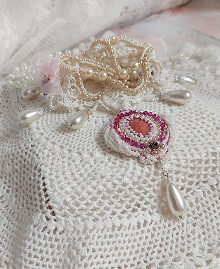 Collier Traverser le Temps brod&eacute; avec perles r&eacute;sines, rocailles verres, dentelle, argent 925 et perles Cristal Swarovski 