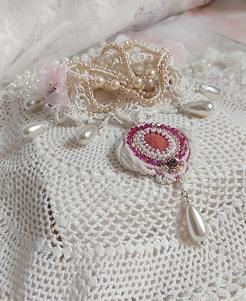 Collier Traverser le Temps brod&eacute; avec perles r&eacute;sines, rocailles verres, dentelle, argent 925 et perles Cristal Swarovski 