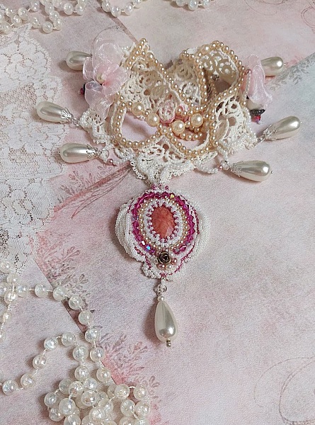 Collier Traverser le Temps brod&eacute; avec perles r&eacute;sines, rocailles verres, dentelle, argent 925 et perles Cristal Swarovski 