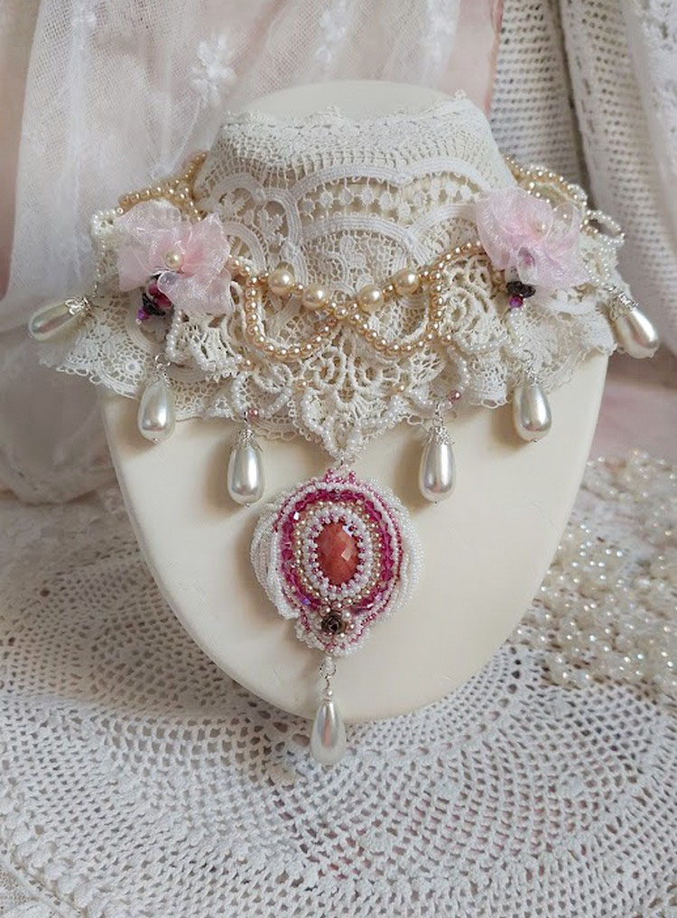 Collier Traverser le Temps brod&eacute; avec perles r&eacute;sines, rocailles verres, dentelle, argent 925 et perles Cristal Swarovski 
