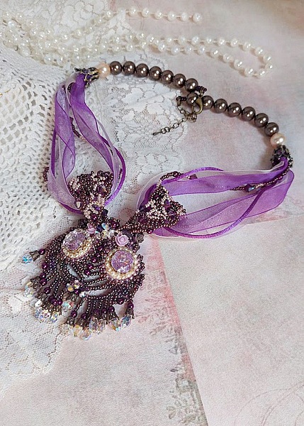 Collier Violine avec cabochons r&eacute;sines, rubans organza, rondes nacr&eacute;es, rocailles en verre et perles Cristal Swarovski
