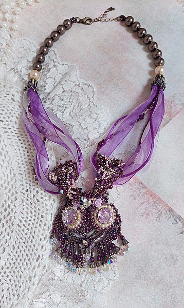 Collier Violine avec cabochons r&eacute;sines, rubans organza, rondes nacr&eacute;es, rocailles en verre et perles Cristal Swarovski