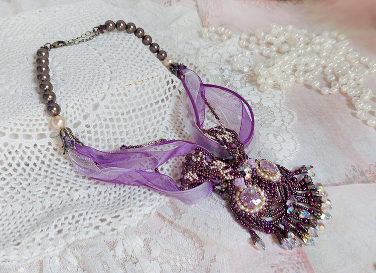 Collier Violine avec cabochons r&eacute;sines, rubans organza, rondes nacr&eacute;es, rocailles en verre et perles Cristal Swarovski