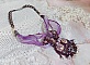 Collier Violine avec cabochons r&eacute;sines, rubans organza, rondes nacr&eacute;es, rocailles en verre et perles Cristal Swarovski