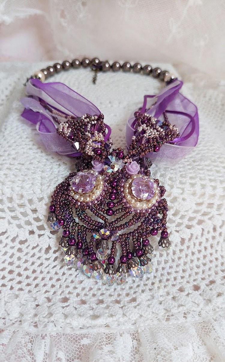 Collier Violine avec cabochons r&eacute;sines, rubans organza, rondes nacr&eacute;es, rocailles en verre et perles Cristal Swarovski