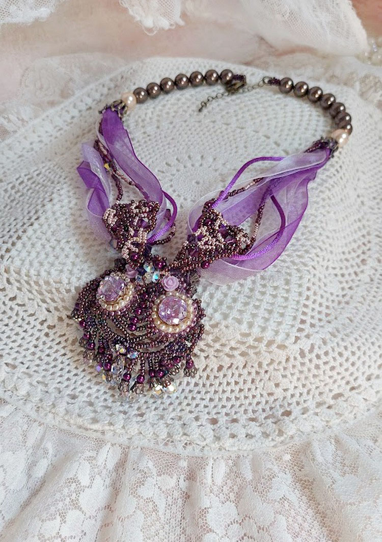 Collier Violine avec cabochons r&eacute;sines, rubans organza, rondes nacr&eacute;es, rocailles en verre et perles Cristal Swarovski