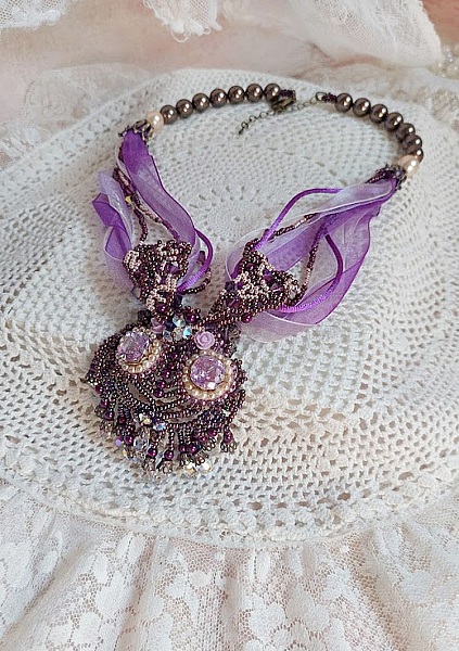 Collier Violine avec cabochons r&eacute;sines, rubans organza, rondes nacr&eacute;es, rocailles en verre et perles Cristal Swarovski