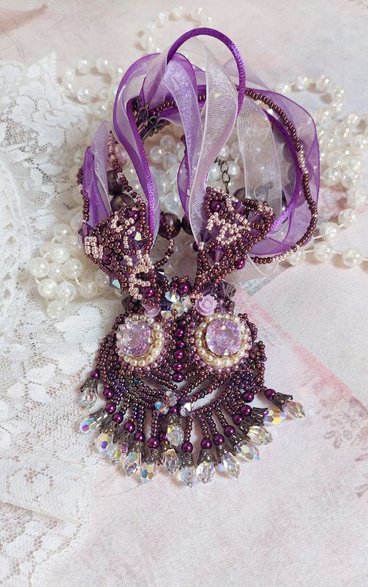Collier Violine avec cabochons r&eacute;sines, rubans organza, rondes nacr&eacute;es, rocailles en verre et perles Cristal Swarovski