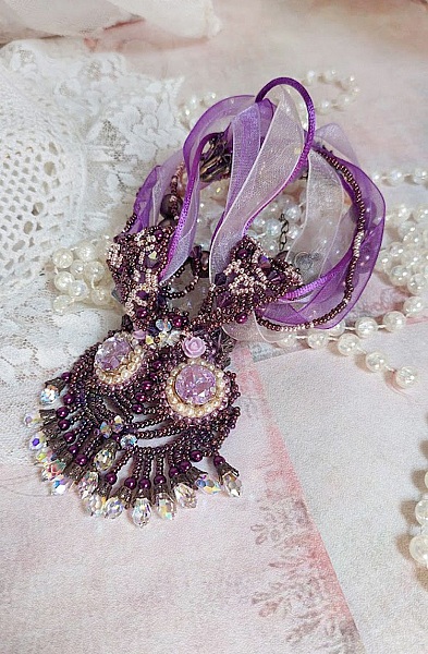 Collier Violine avec cabochons r&eacute;sines, rubans organza, rondes nacr&eacute;es, rocailles en verre et perles Cristal Swarovski