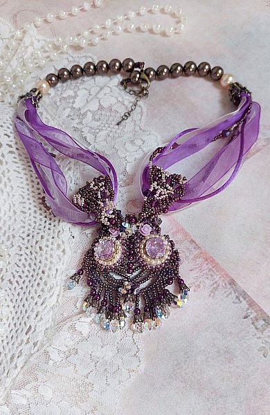 Collier Violine avec cabochons r&eacute;sines, rubans organza, rondes nacr&eacute;es, rocailles en verre et perles Cristal Swarovski