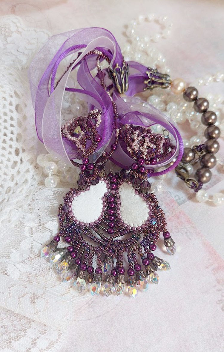 Collier Violine avec cabochons r&eacute;sines, rubans organza, rondes nacr&eacute;es, rocailles en verre et perles Cristal Swarovski