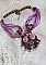 Collier Violine avec cabochons r&eacute;sines, rubans organza, rondes nacr&eacute;es, rocailles en verre et perles Cristal Swarovski