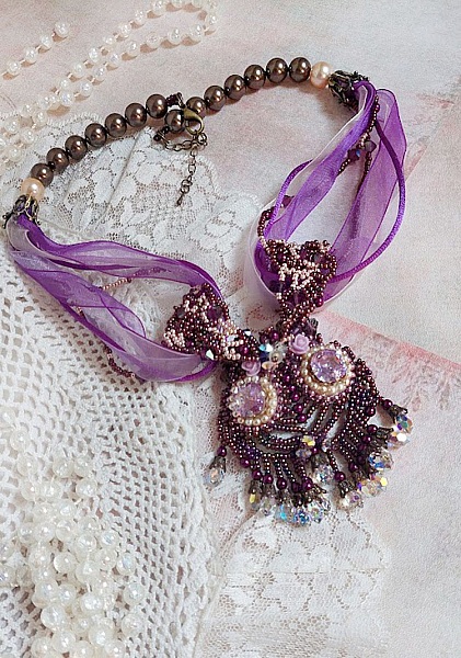 Collier Violine avec cabochons r&eacute;sines, rubans organza, rondes nacr&eacute;es, rocailles en verre et perles Cristal Swarovski
