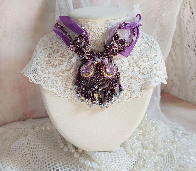 Collier Violine avec cabochons r&eacute;sines, rubans organza, rondes nacr&eacute;es, rocailles en verre et perles Cristal Swarovski